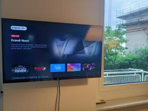 En tv och/eller ett underhållningssystem på Appartamento con giardino a Boccadasse