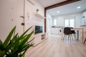 Televisyen dan/atau pusat hiburan di cisneros apartment