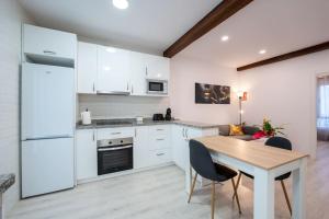 Dapur atau dapur kecil di cisneros apartment +12 gambar