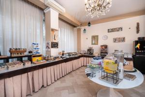 una stanza con bancone e cibo sopra di Hotel Mia a Rimini