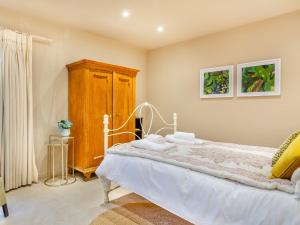 um quarto com uma cama e um armário de madeira em 1 Bed in Polegate 54288 em Hailsham