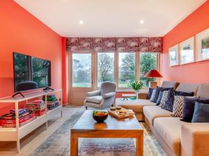 uma sala de estar com paredes cor de laranja em 1 Bed in Polegate 54288 em Hailsham