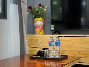 カットバ島にあるỐc Homestay Cát Bàのトレイ(テーブルの上にボトル入り飲料水2本付)
