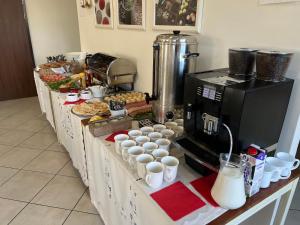Villa Marina في دابكي: مطبخ مع كاونتر مع أكواب وماكينة صنع القهوة