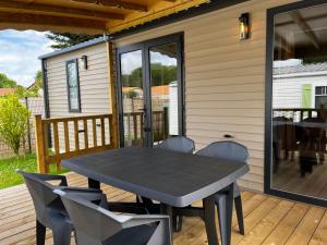 Balkón nebo terasa v ubytování Camping La Chênaie