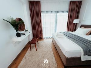 Un dormitorio con una cama y una silla y una ventana. en Seaview stylish one bedroom apartment in Caesar Resort, Remus 83, en Perivolia tou Trikomou 30 fotos más