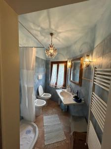 a bathroom with a sink and a toilet and a tub at Appartamento Storico a Valle San Martino di Spoleto in Spoleto +56 photos