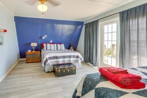 Llit o llits en una habitació de Beachfront Family Home BBQ Pit and Central AandC