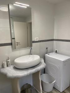 Ένα μπάνιο στο Apartmani Brač +7 φωτογραφίες