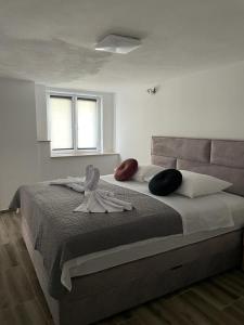 Ένα ή περισσότερα κρεβάτια σε δωμάτιο στο Apartmani Brač