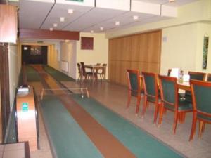 a bowling alley with chairs and a table in a room at Gildenhof An den Westfalenhallen Dortmund in Dortmund