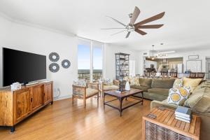 Televiisor ja/või meelelahutuskeskus majutusasutuses Tidewater Beach Resort #2801 by Book That Condo