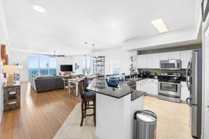 Köök või kööginurk majutusasutuses Tidewater Beach Resort #2801 by Book That Condo +78 fotot