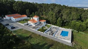 uma vista aérea de uma casa com piscina em Casa Pinha na Figueira da Foz