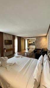 1 cama blanca grande en una habitación grande en Le Rio Appart-Hotel City Center en Tánger