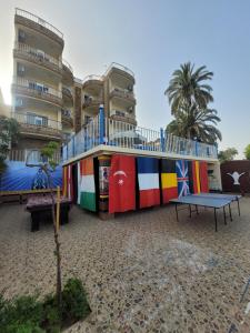een gebouw met een speeltuin ervoor bij Blue Nile House in Luxor