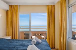 1 dormitorio con cama y vistas al océano en Unbeatable view Stella Maris with Pool Ref 163, en San Francisco