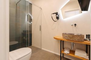 y baño con ducha, aseo y lavamanos. en OBLO' Guesthouse en Portovenere