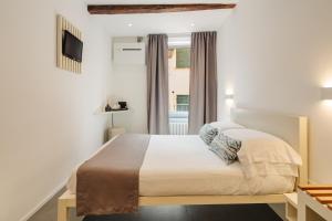 韋內雷港的住宿－OBLO' Guesthouse，一间卧室设有一张床和一个窗口