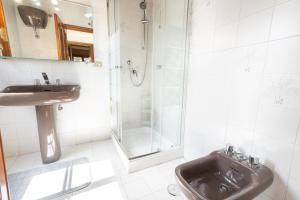Un baño de Casa frente al mar con terraza panorámica 31 fotos más