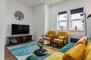 a living room with a couch and a tv at Spacious 3 Bedroom - 2 Full Bath Flat Belverde Erith South East London in Belvedere