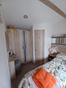 Postel nebo postele na pokoji v ubytování 63 The Pastures Tattershall lakes + 8 fotografií