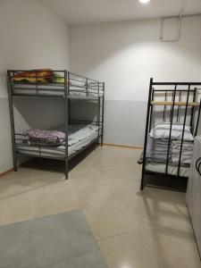 Pokój z 2 łóżkami piętrowymi w pokoju w obiekcie Hostel Warszawa Ursynów w Warszawie