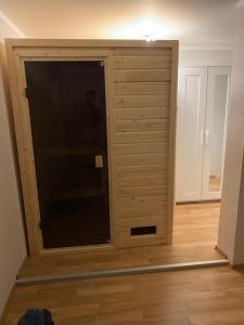 duże drewniane drzwi w pokoju w obiekcie Fehmarnliebe w mieście Fehmarn