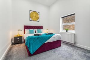 a bedroom with a large bed and a window at Spacious 3 Bedroom - 2 Full Bath Flat Belverde Erith South East London in Belvedere