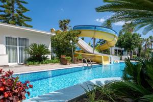 - une piscine avec toboggan à côté du complexe dans l'établissement Club Marakesh Hotel - All inclusive, à Antalya