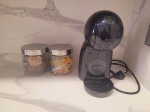 a blender sitting next to two jars of food at Casa Rístori Calicanto in Manzanares