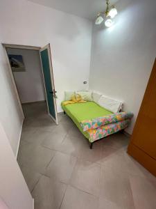 een slaapkamer met een groen bed in een kamer bij Hotel Bar Restaurant Mete in Peshkëpi
