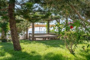 - une table de pique-nique dans l'herbe près de la plage dans l'établissement Club Marakesh Hotel - All inclusive, à Antalya