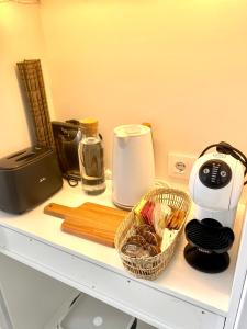 Příslušenství pro přípravu čaje a kávy v ubytování Guest House Espinardo