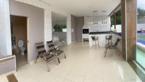 a living room with chairs and a kitchen with a table at CONDFLORDELIS in Santa Isabel