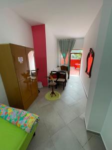 een kamer met een bank en een woonkamer bij Hotel Bar Restaurant Mete in Peshkëpi