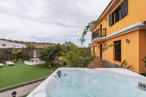 una piscina en el patio trasero de una casa en Villa Tijuana - Jacuzzi, Playa y Naturaleza en Gran Canaria, en Las Palmas de Gran Canaria