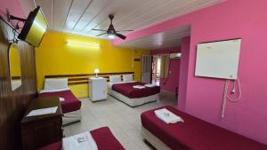 ein Hotelzimmer mit 2 Betten und einem Bildschirm in der Unterkunft Villa Termal in Federación