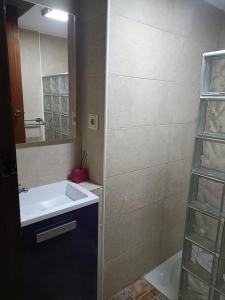 y baño con lavabo y espejo. en CASA GASPAR, alojamiento rural con vistas al mar en paraje natural en Granada