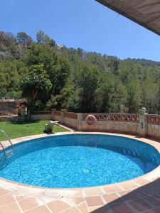 una gran piscina en un patio en CASA GASPAR, alojamiento rural con vistas al mar en paraje natural en Granada