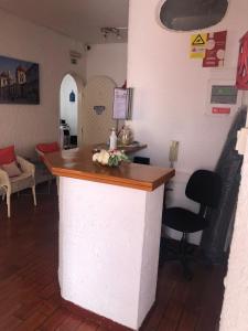 een bar in een restaurant met een tafel en stoelen bij Dona Ana Pensão Residencial in Lagos