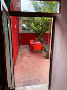 een tafel met een rode tafelkleed op een patio bij Hotel Bar Restaurant Mete in Peshkëpi