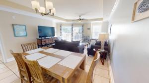 una sala da pranzo e un soggiorno con tavolo e sedie di Gull Reef 614 by Tybee Vacation Rentals a Tybee Island