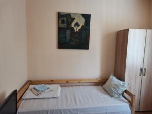 1 dormitorio pequeño con 1 cama y armario en Guesthouse Tzar Asen, en Sofía