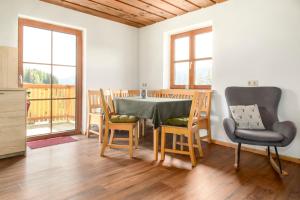 eine Küche und ein Esszimmer mit einem Tisch und Stühlen in der Unterkunft Bio Bauernhof Brandgut in Mühlbach am Hochkönig