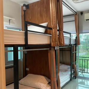 Krevet ili kreveti na sprat u jedinici u okviru objekta Hidayah Hostel Maesariang
