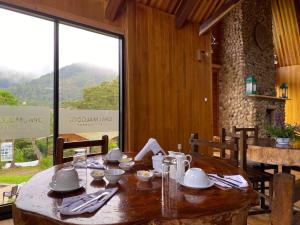 En restaurant eller et andet spisested på Cabañas Palma Sky Lodge