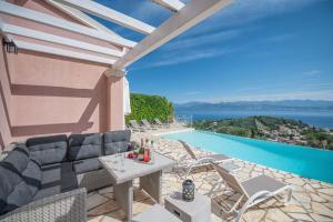 Bazén v ubytování Villa Malva -Kassiopi View -Breathtaking Views nebo v jeho okolí + 37 fotografií