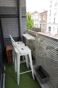 een witte tafel en stoel op een balkon bij Charmant Appartement au Pré in Pré Saint Gervais