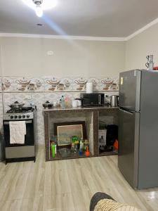 kuchnia z kuchenką i lodówką w obiekcie DEPA CENTRICO CARAZ w mieście Caraz